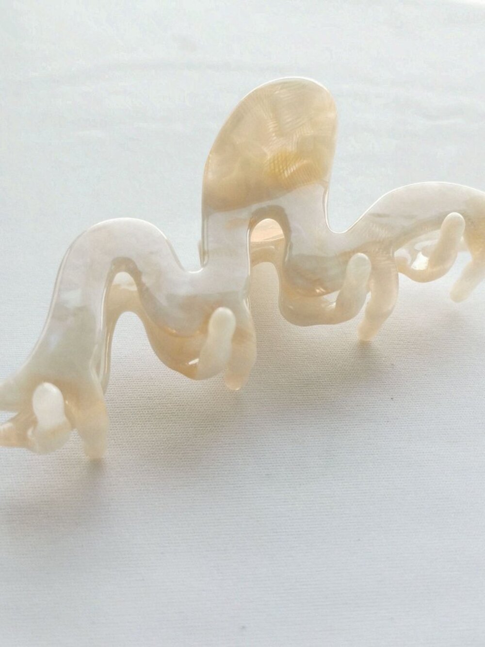 Pastel Yellow Floral Hair Claw Clip Elegant Pearlized Petal Hair Accessory - Picture 4 of 4
